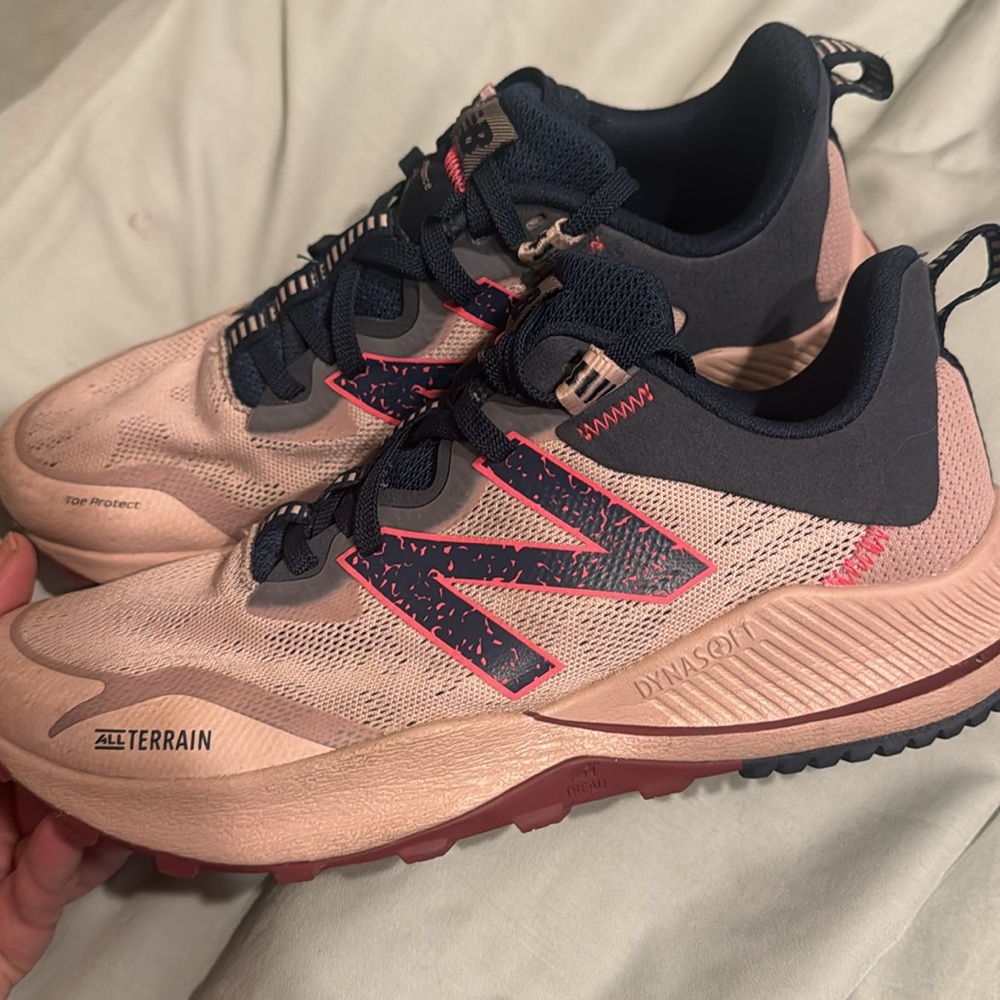 Women’s New Balance all Terrain Dynasoft tennis shoes sz 9.5  pink/navy GUC